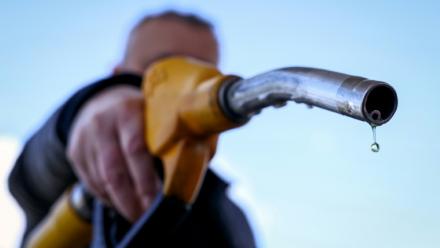 Une goutte de carburant coule d'une pompe, le 9 mars 2026 à une station-service de Vélizy-Villacoublay, près de Paris