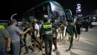 Des membres des forces de l'ordre marocaines acheminent par bus vers leurs villes d'origine des personnes qui avaient pénétré illégalement dans l'enclave espagnole de Ceuta, sur la côte nord du Maroc, le 1er août 2026 à Fnideq 