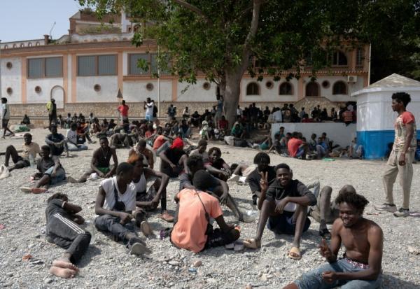 Des migrants dans l'enclave de Ceuta le 1er août 2026