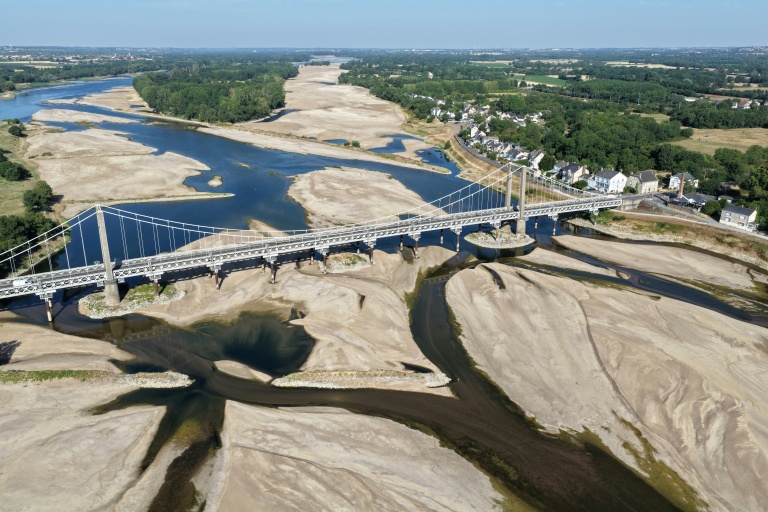 Vue aérienne d'un pont au-dessus du lit asséché de la Loire, à Loireauxence, dans l'ouest de la France, le 10 juillet 2026