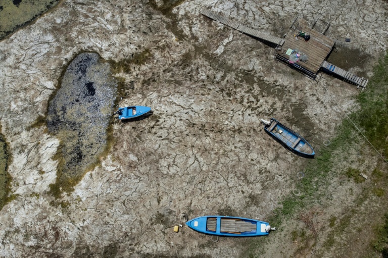 Vue aérienne de bateaux reposant sur le lit asséché du Danube, au niveau du pont Calafat-Vidin qui relie la Bulgarie à la Roumanie, près du village d'Antimovo, dans le sud-est de la Bulgarie, le 22 juillet 2026