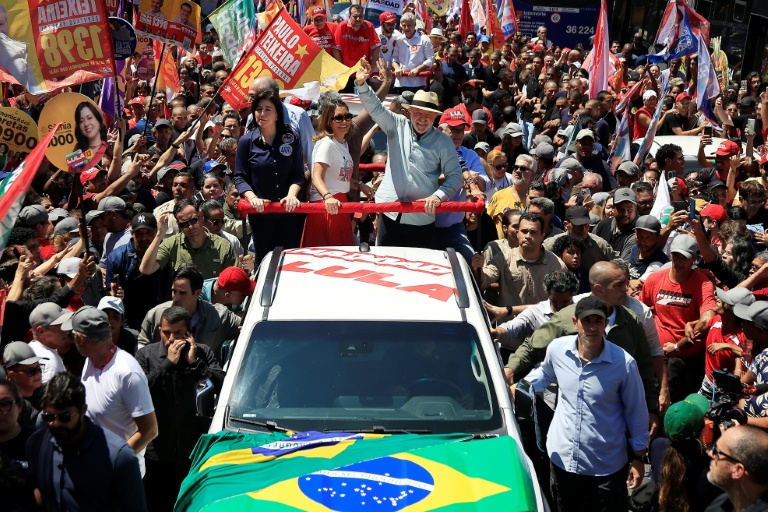 Le président brésilien Luiz Inacio Lula da Silva, candidat à sa réélection, tient le drapeau national durant un meeting à Sao Paulo, au Brésil, le 26 septembre 2026