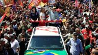 Le président brésilien Luiz Inacio Lula da Silva, candidat à sa réélection, tient le drapeau national durant un meeting à Sao Paulo, au Brésil, le 26 septembre 2026