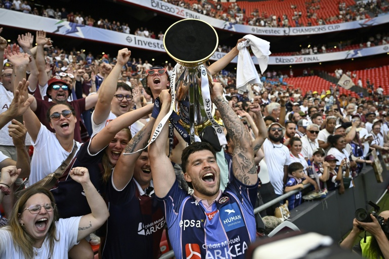 Matthieu Jalibert de Bordeaux-Bègles brandit la Champions Cup remportée pour la deuxième année consécutive, le 23 mai 2026 à Bilbao face au Leinster