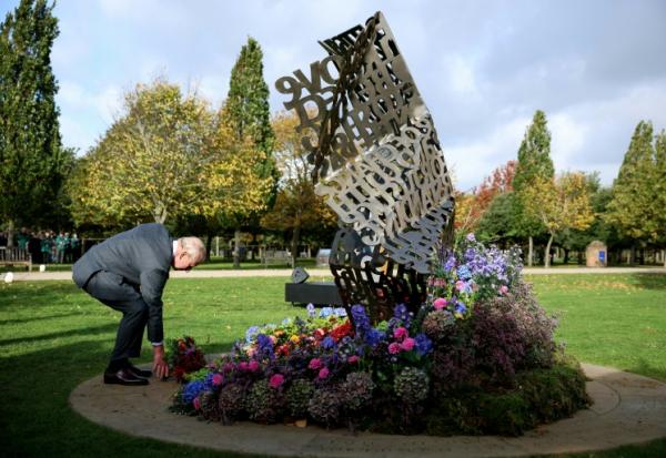 Le roi Charles inaugure le nouvau monument dédié aux soldats au National Memorial Arboretum à Alrewas, dans le Staffordshire, centre de l'Angleterre, le 27 octobre 2025.