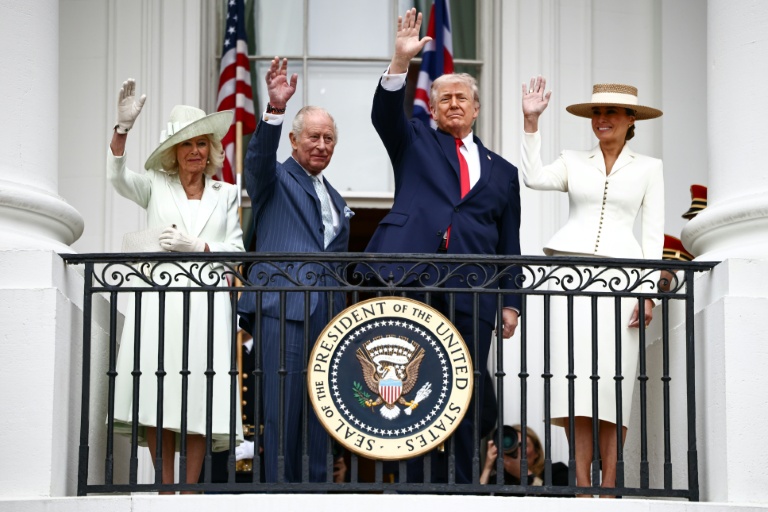 Le président américain Donald Trump, la Première dame Melania Trump, le roi Charles III et la reine Camilla saluent la foule lors d'une cérémonie d'accueil sur la pelouse sud de la Maison Blanche à Washington, le 28 avril 2026
