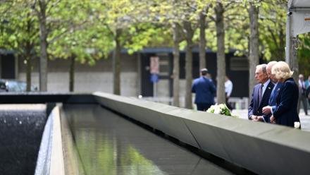 Le roi Charles III et la reine Camilla déposent des fleurs lors de leur visite au mémorial du 11-Septembre aux côtés de l'ancien maire de New York Michael Bloomberg (g), le 29 avril 2026