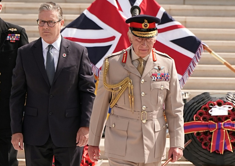 Le Premier ministre britannique Keir Starmer et le roi Charles III arrivent à la commémoration nationale des 80 ans de la fin de la guerre dans le Pacifique au National Memorial Arboretum à Alrewas, dans le centre de l'Angleterre, le 15 août 2025