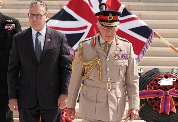 Le Premier ministre britannique Keir Starmer et le roi Charles III arrivent à la commémoration nationale des 80 ans de la fin de la guerre dans le Pacifique au National Memorial Arboretum à Alrewas, dans le centre de l'Angleterre, le 15 août 2025