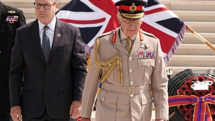 Le Premier ministre britannique Keir Starmer et le roi Charles III arrivent à la commémoration nationale des 80 ans de la fin de la guerre dans le Pacifique au National Memorial Arboretum à Alrewas, dans le centre de l'Angleterre, le 15 août 2025
