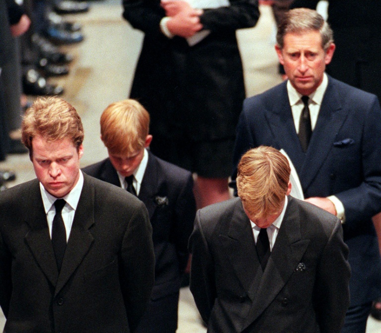 (De gauche à droite) Le frère de Diana, Charles Spencer, marche aux côtés du prince Harry, du prince William et de Charles, alors prince de Galles, lors des obsèques de 