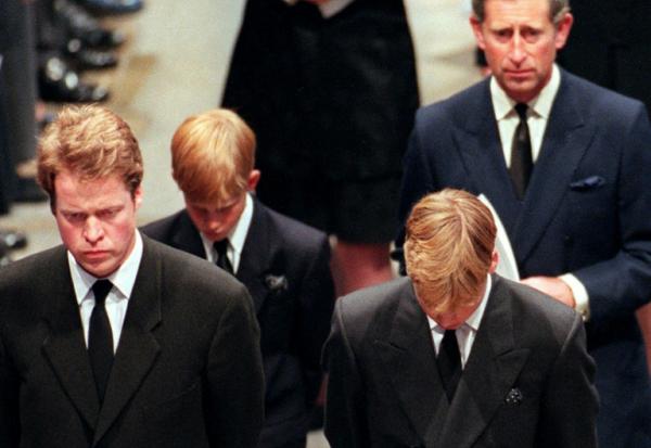 (De gauche à droite) Le frère de Diana, Charles Spencer, marche aux côtés du prince Harry, du prince William et de Charles, alors prince de Galles, lors des obsèques de "Lady Di", le 6 septembre 1997 à Londres