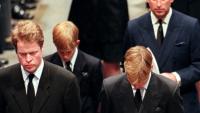 (De gauche à droite) Le frère de Diana, Charles Spencer, marche aux côtés du prince Harry, du prince William et de Charles, alors prince de Galles, lors des obsèques de "Lady Di", le 6 septembre 1997 à Londres