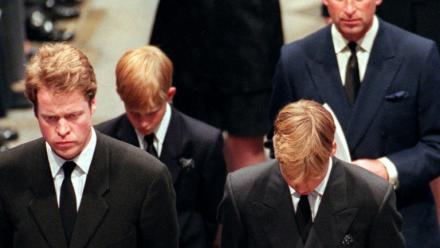 (De gauche à droite) Le frère de Diana, Charles Spencer, marche aux côtés du prince Harry, du prince William et de Charles, alors prince de Galles, lors des obsèques de "Lady Di", le 6 septembre 1997 à Londres