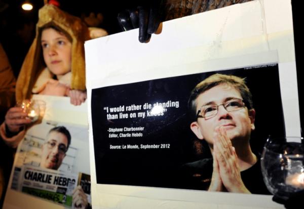 Une photo de "Charb", brandie lors d'un rassemblement près de l'ambassade de France à Tbilissi (Géorgie), le 8 janvier 2015, au lendemain de l'attentat à Paris contre Charlie Hebdo