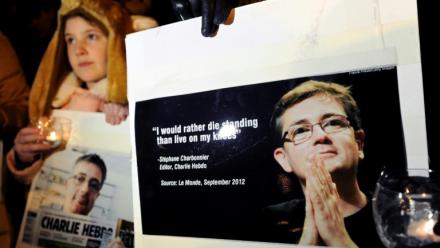 Une photo de "Charb", brandie lors d'un rassemblement près de l'ambassade de France à Tbilissi (Géorgie), le 8 janvier 2015, au lendemain de l'attentat à Paris contre Charlie Hebdo