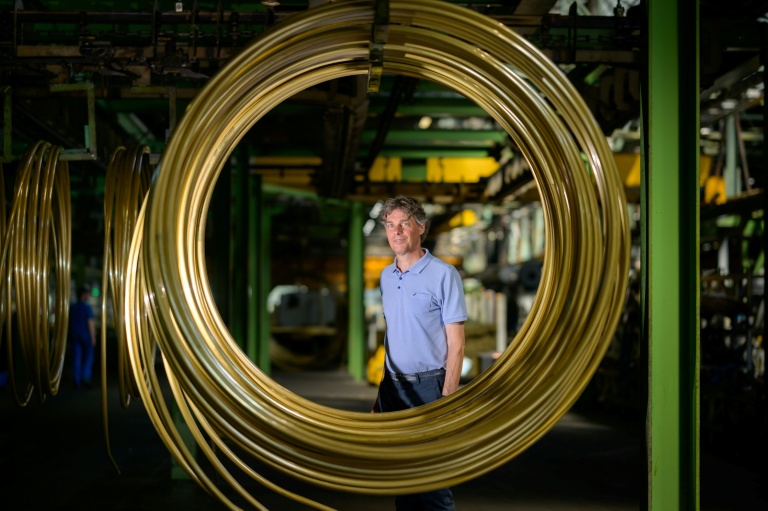 Le patron de MPG Tubes, Andreas Gahl, derrière une bobine de tubes lisses en alliages de cuivre, dans l'usine située à Menden, dans l'ouest de l'Allemagne, le 18 juin 2026
