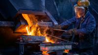 Un ouvrier verse une barre d'alliage de cuivre dans un four de fusion à l'usine de tubes MPG (Mendener Präzisionsrohr GmbH) à Menden, dans l'ouest de l'Allemagne, le 18 juin 2026