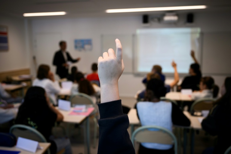 Professeur et élèves en cours dans le collège Auguste-Brizeux à Lorient, le 5 septembre 2024