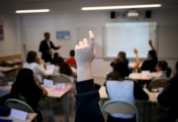 Professeur et élèves en cours dans le collège Auguste-Brizeux à Lorient, le 5 septembre 2024