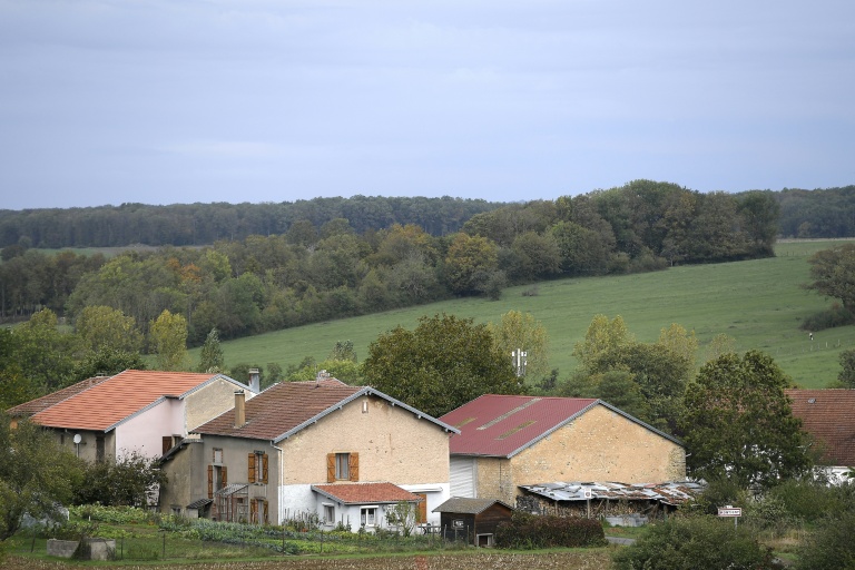 La crise du logement ne s'arrête pas aux frontières des villes et touche les communes rurales, qui appellent de plus en plus bailleurs sociaux à investir leurs territoires, moins fournis en logements sociaux