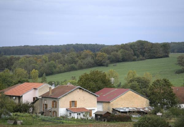 La crise du logement ne s'arrête pas aux frontières des villes et touche les communes rurales, qui appellent de plus en plus bailleurs sociaux à investir leurs territoires, moins fournis en logements sociaux