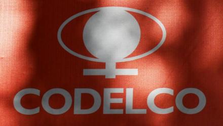 Logo de La compagnie publique chilienne Codelco, premier producteur mondial de cuivre, sur la facade de son immeuble à Santiago du Chilie le 20 mai 2025.