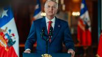 Cette photo diffusée par le service de presse de la présidence chilienne montre le président chilien José Antonio Kast prononçant une allocution à la nation lors d’une intervention télévisée depuis le palais présidentiel de La Moneda, à Santiago, le 15 avril 2026