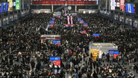 Des passagers s'apprêtent à prendre le train à Shanghai le 30 avril 2026