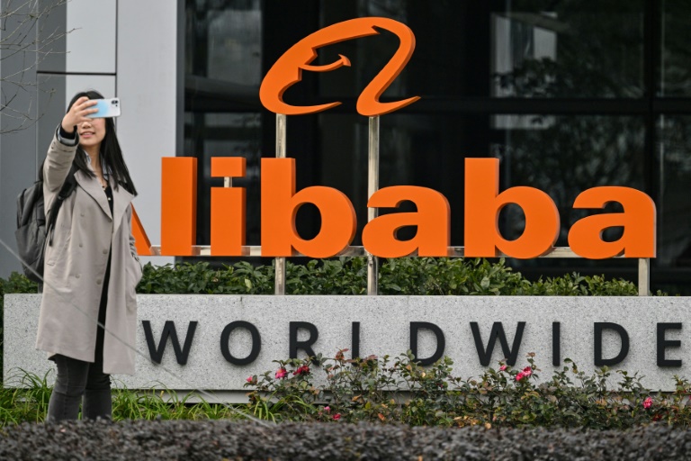 Le logo d'Alibaba dans le quartier de Xuhui à Shanghai, le 22 février 2025 en Chine