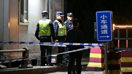 Des agents de sécurité devant l'entrée de la mine de charbon de Liushenyu, dans le nord-est de la Chine, le 23 mai 2026