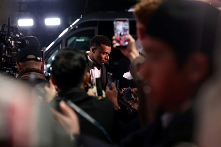 Le footballeur français Kylian Mbappé arrive à la cérémonie du Ballon d'or, le 26 octobre 2026 à Londres