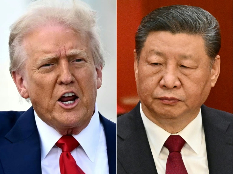 Montage photos du 4 avril 2025 montrant le président américain Donald Trump (g) et son homologue chinois Xi Jinping