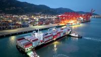 Un porte-conteneurs arrive dans le port de Lianyungang, dans la province chinoise de Jiangsu, le 2 mai 2025