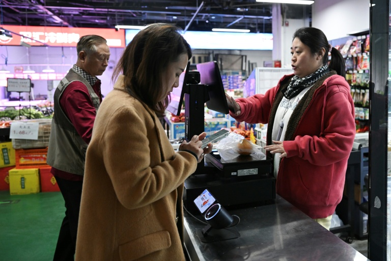 Des clients dans un supermarché à Pékin, le 20 octobre 2025