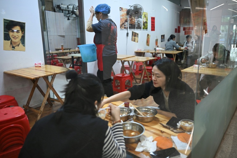 Des clients déjeunent dans un restaurant à Pékin, le 20 octobre 2025