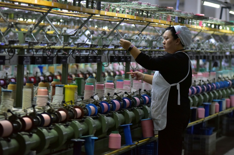 Une ouvrière sur une chaîne de production de soie à Fuyang, dans la province de l'Anhui, dans l'est de la Chine, le 20 octobre 2025