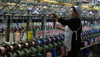 Une ouvrière sur une chaîne de production de soie à Fuyang, dans la province de l'Anhui, dans l'est de la Chine, le 20 octobre 2025
