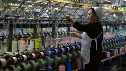 Une ouvrière sur une chaîne de production de soie à Fuyang, dans la province de l'Anhui, dans l'est de la Chine, le 20 octobre 2025