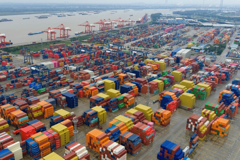 Vue aérienne de conteneurs au port de Nanjing, dans la province du Jiangsu, dans l'est de la Chine, le 19 octobre 2025