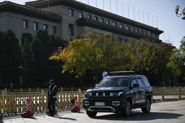 Un véhicule de police sur la place Tiananmen pendant la session plénière du Comité central du Parti communiste, à Pékin, le 26 octobre 2026
