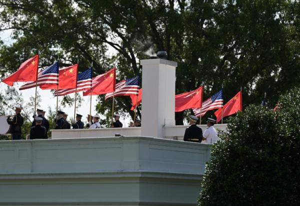 Des membres de la garde d'honneur de l'armée américaine portent les drapeaux des États-Unis et de la Chine lors d'une répétition en vue de la prochaine visite du président chinois Xi Jinping à la Maison Blanche, le 19 septembre 2026 à Washington