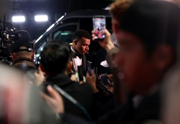 Le footballeur français Kylian Mbappé arrive à la cérémonie du Ballon d'or, le 26 octobre 2026 à Londres
