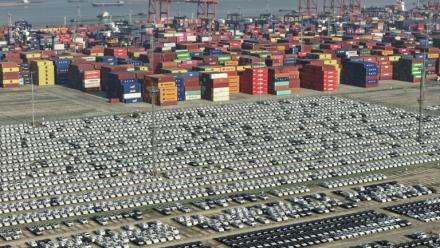 Des voitures en attente d'exportation au terminal à conteneurs de Longtan du port de Nanjing, dans la province du Jiangsu, le 14 janvier 2026 en Chine