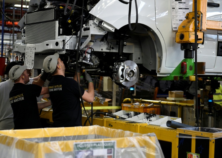 Des ouvriers sur la ligne de montage de l'usine de Renault à Batilly, dans l'est de la France, le 6 mars 2017