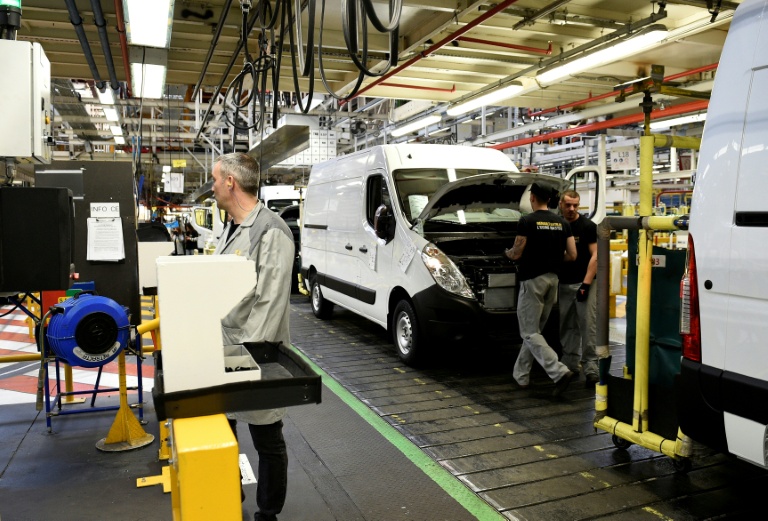 Sur une ligne de montage de véhicules Master à l'usine de Renault à Batilly, dans l'est de la France, le 6 mars 2017