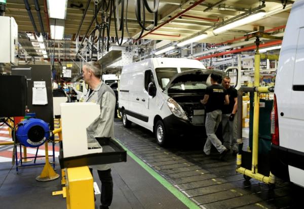 Sur une ligne de montage de véhicules Master à l'usine de Renault à Batilly, dans l'est de la France, le 6 mars 2017