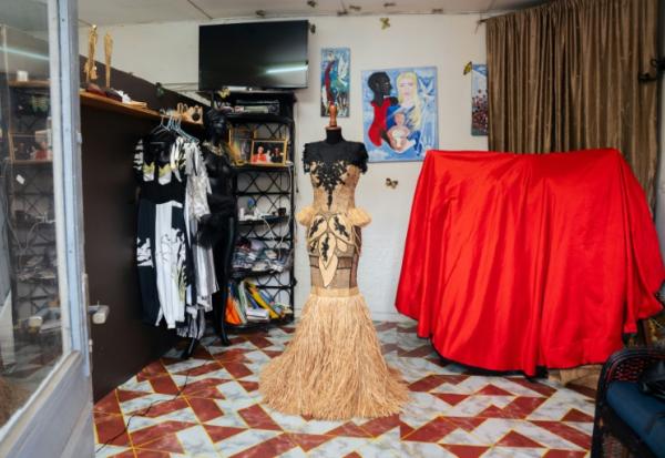 Vue d'ensemble d'une robe en raphia créée par le styliste gabonais Chouchou Lazare, dans son atelier à Libreville, le 9 février 2026