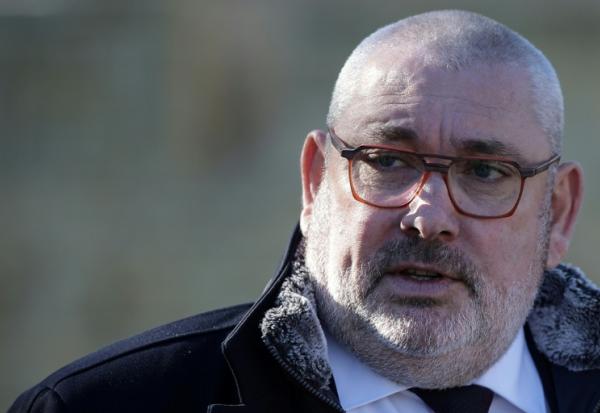 Christophe Barthes, candidat du RN à la mairie de Carcassonne, en campagne à Carcassonne, le 7 février 2026 dans l'Aude