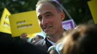 Raphaël Glucksmann (c), chef du parti Place publique et député europée, lors d'un rassemblement à l'occasion de la Fête du Travail, le 1er mai 2026 à Rouen